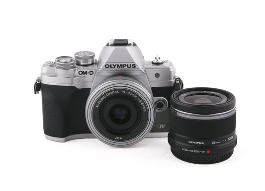 Paket! Olympus OM-D E-M10 Mark IV silver + M.Zuiko Digital 14-42mm f/3,5-5,6 EZ + 25mm F/1,8