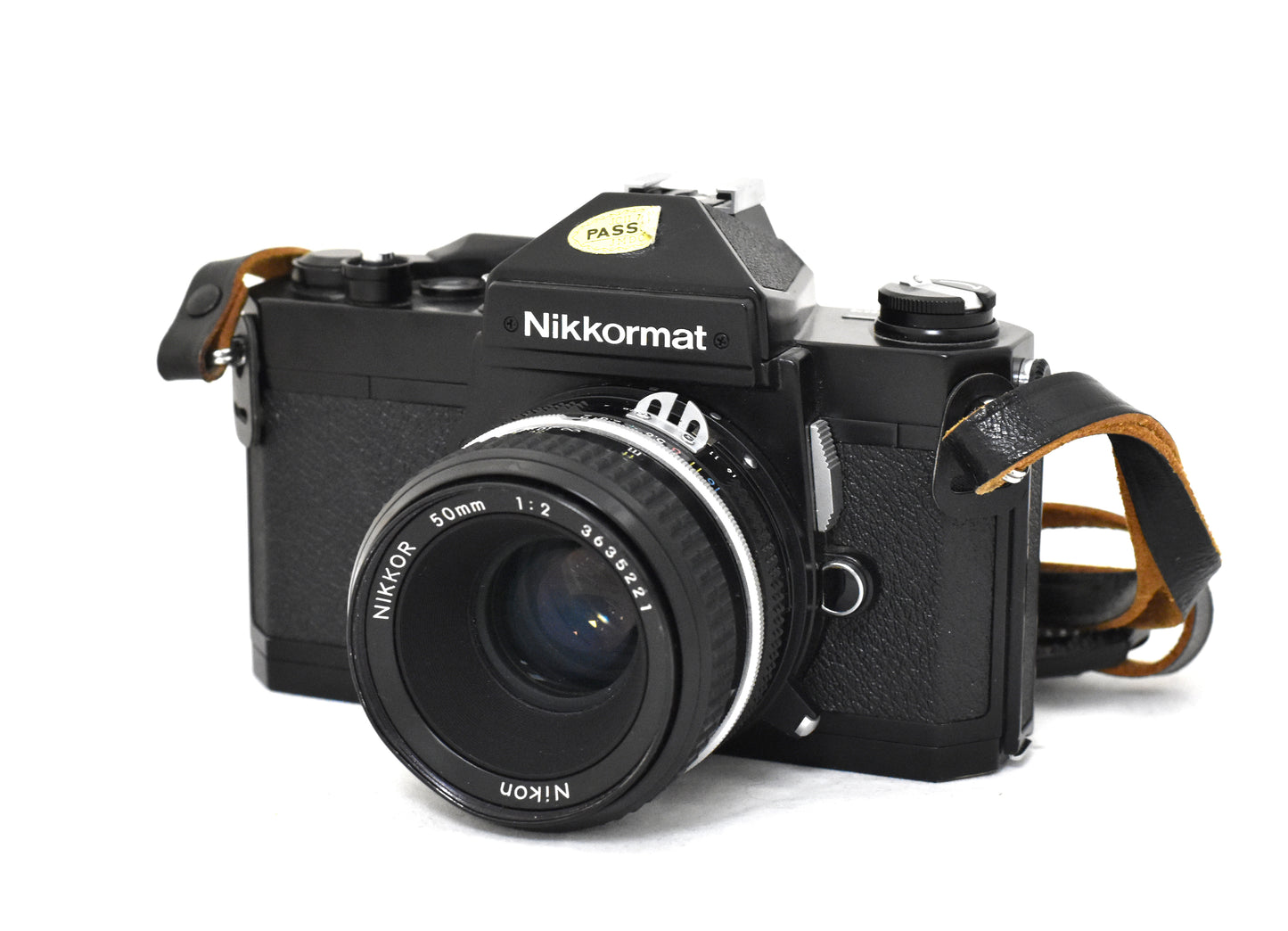 Nikkormat + Nikkor 50mm F/2 med tidsenlig kameraväska